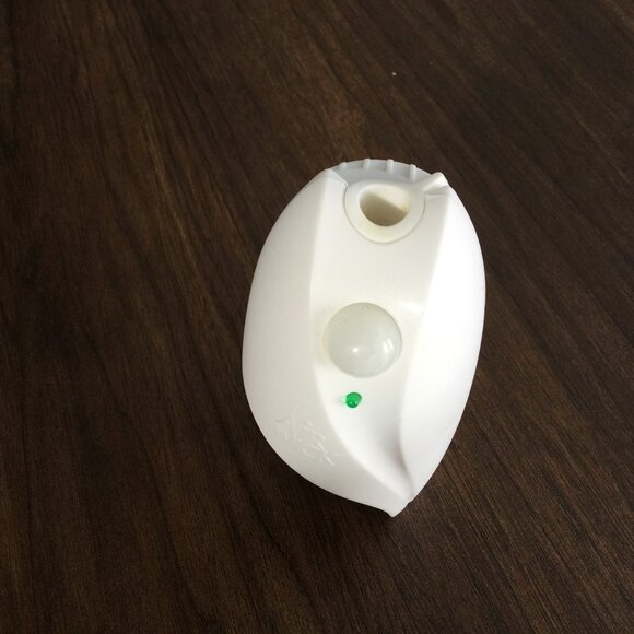 4-Pack Air Wick Plug-In Scented Oil Warmers (No Scent Oil Included) - Picture 3 of 5